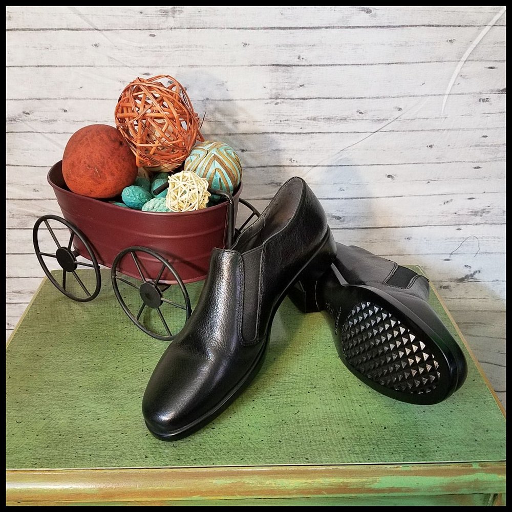 NWOT Black Leather Aerosoles Mules